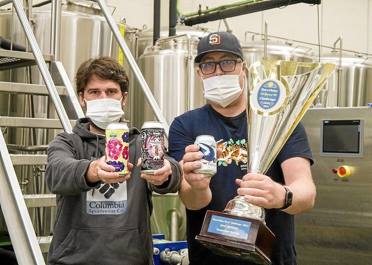 El maestro cervecero Óscar Sáenz y el director general de la empresa, Benjamin Rozzi. (BASQUELAND BREWING)