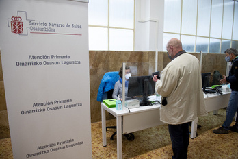 Un hombre espera su turno para vacunarse en Iruñea, en una imagen de archivo. (Iñigo URIZ / FOKU)