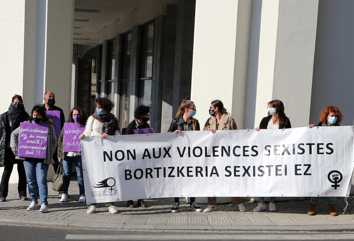 Movilización el 16 de abril ante el Ayuntamiento de Biarritz para denunciar el feminicidio ocurrido dos días antes en la localidad. (Bob EDME)