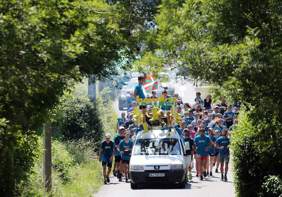 Les coureurs de l’Hercha étaient ultra motivés pour traverser les routes basques.  © Bob EDME