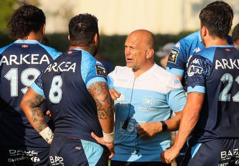 Yannick Bru da instrucciones a sus jugadores durante el encuentro del sábado pasado en Aguilera. (Thibault SOUNY / AFP) 
