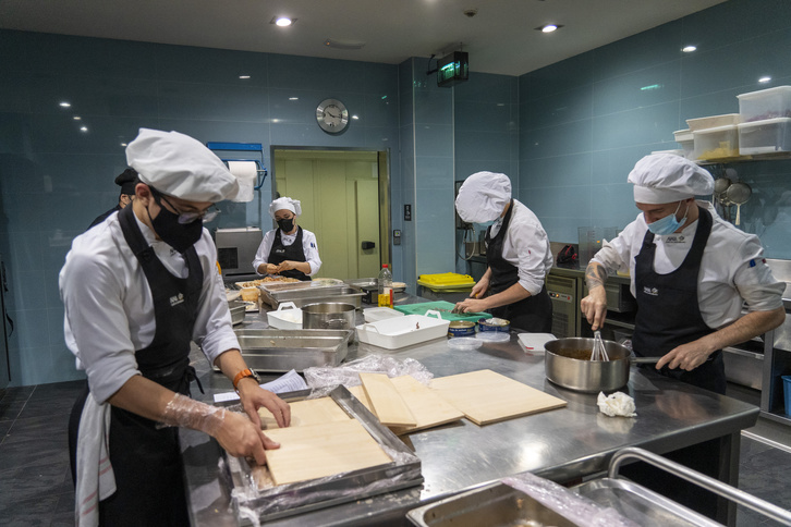 Alumnos y alumnas de la escuela Aiala trabajan en la víspera de una boda. (Gorka RUBIO/FOKU)