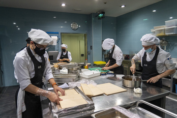 Alumnos y alumnas de la escuela Aiala trabajan en la víspera de una boda. (Gorka RUBIO/FOKU)