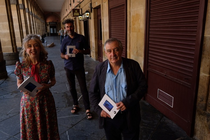 Jon Kortazar, Peru Magdalena eta Paloma Rodriguez-Miñambres, ‘Bidea eta zauria’ liburuaren aurkezpenean, astelehen honetan Donostian. (Jon URBE/FOKU)