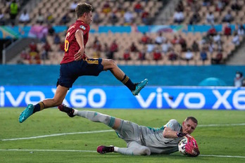 El guardameta sueco, Robin Olsen, ha estado muy seguro bajo palos. (Thanassis STAVRAKIS/AFP)