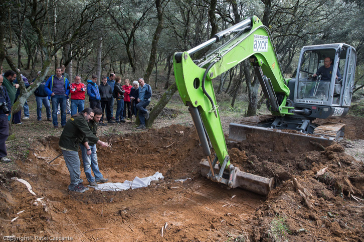 Tareas de exhumación, realizadas en 2015, del cuerpo que ha sido identificado como Vicente Mejuto. (Patxi CASCANTE/NAFARROAKO GOBERNUA)