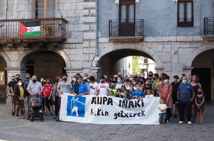 Asteburuan herritar talde bat bildu zen Alegiako plazan Iñaki Artolari animoak eta babesa bidaltzeko. (NAIZ)