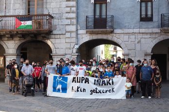 Asteburuan herritar talde bat bildu zen Alegiako plazan Iñaki Artolari animoak bidaltzeko. (NAIZ)