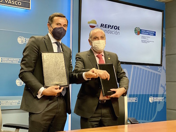 El director de la Fundación Repsol y el consero en la firma del preacuerdo. (IREKIA)