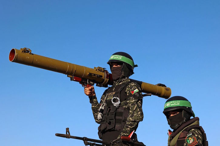 Milicianos de las brigadas Ezzedin Al-Qasam de Hamas, en Gaza. (Mohamed ABED/AFP)