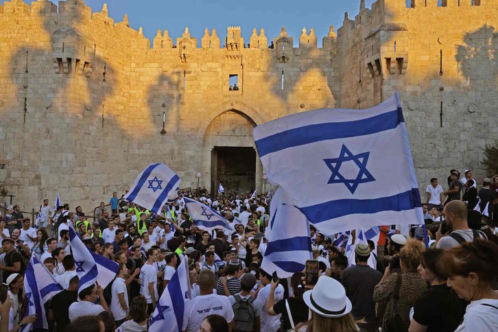 Los manifestantes sionistas, ante la emblemática puerta de Damasco de Jerusalén. (Emmanuel DUNAND/AFP)