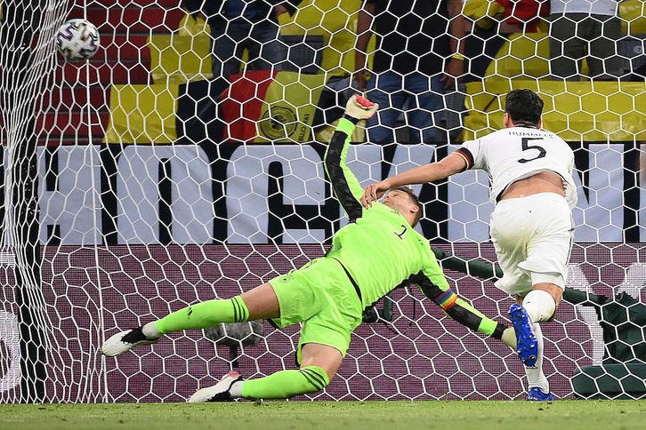 En este lance, al intentar despejar un centro de Lucas Hernández, Hummels se ha introducido el balón en propia puerta. (Franck FIFE/AFP)