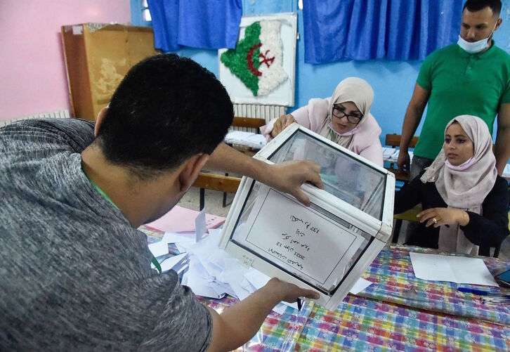 Recuento de votos en un colegio de Argel, el pasado sábado. (Ryad KRAMDI/AFP)