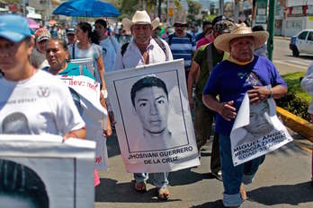 El retrato de Jhosivani Guerrero, durante una de las marchas por los estudiantes de Ayotzinapa. (Pedro PARDO/AFP)