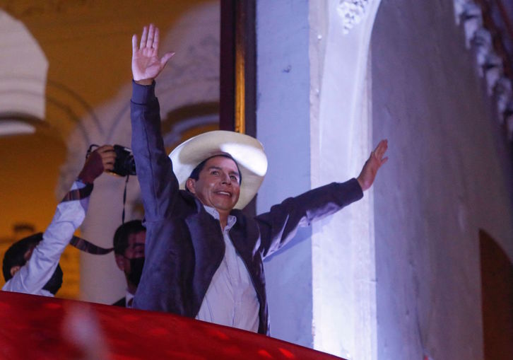 Pedro Castillo se dirige a sus seguidores una vez contabilizadas todas las actas electorales. (Gian MASKO/AFP)