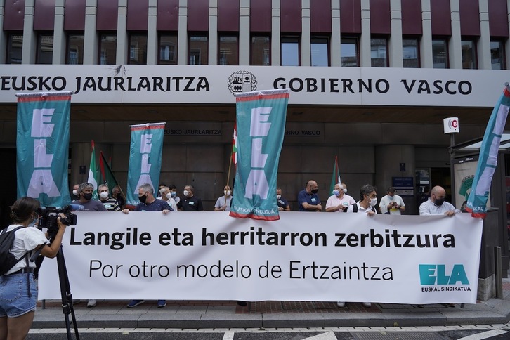 Concentración por otro modelo policial ante la sede de Lakua en Bilbo. (Aritz LOIOLA/FOKU)