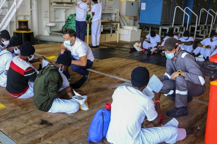 Imagen de algunos de los 410 migrantes rescatados por el barco de MSF que esperan un puerto donde desembarcar. (MSF)