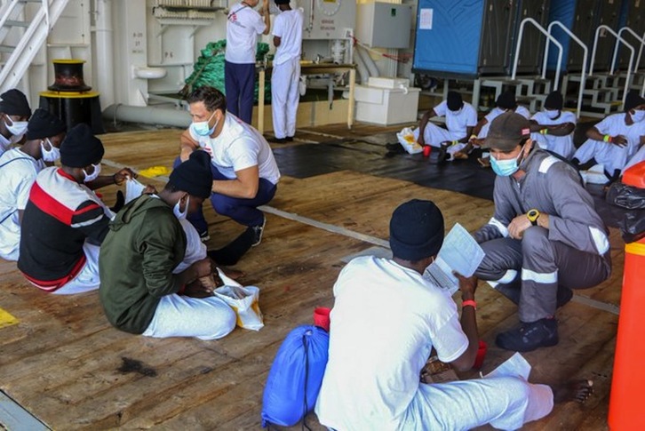 Imagen de algunos de los 410 migrantes rescatados por el barco de MSF que esperan un puerto donde desembarcar. (MSF) 