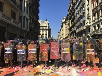 Un manifestante independentista ha sido condenado a cinco años por lanzar polvos y pintura a los Mossos d'Esquadra. (EUROPA PRESS)