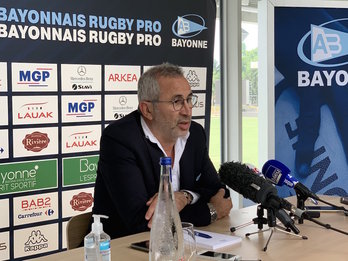 Philippe Tayeb, presidente del Aviron de Baiona, durante su comparecencia. (AVIRON BAYONNAIS)