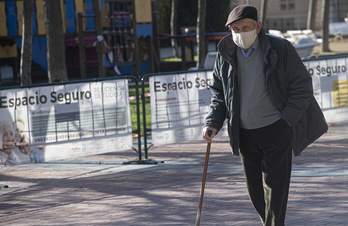 Una persona mayor pasea por las calles de Tutera.       (Jagoba MANTEROLA I FOKU)