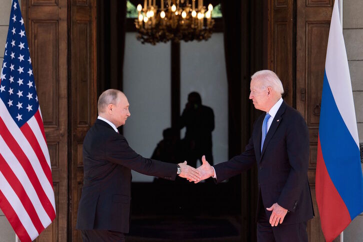 Vladimir Putin y Joe Biden estrechan sus manos al comienzo de la reunión. (Brendan SMIALOWSKI/AFP)
