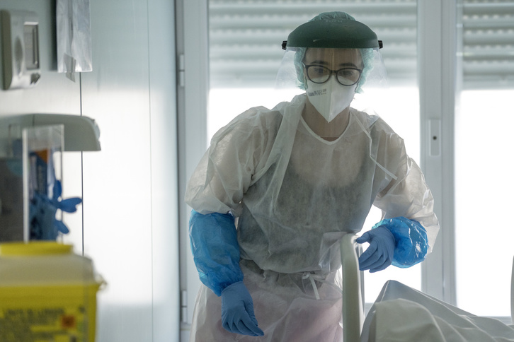 Profesional sanitario en acción en la UCI del Hospital Donostia. (Gorka RUBIO | FOKU)