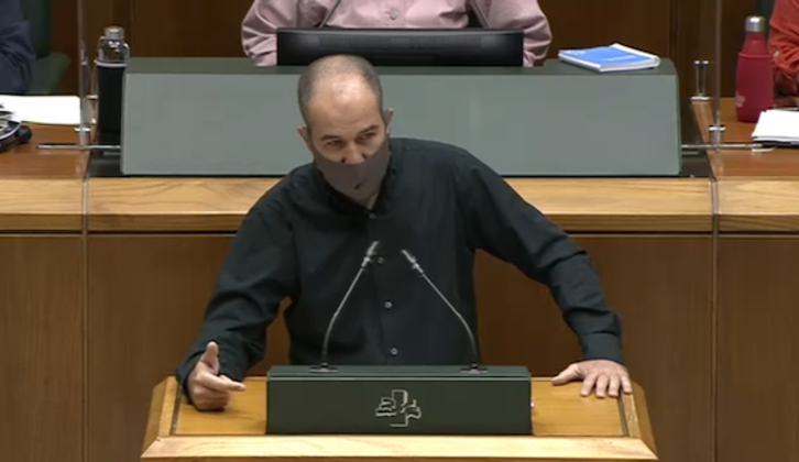 El parlamentario de EH Bildu Josu Estarrona ha defendido la necesidad de un organismo independiente contra la corrupción.