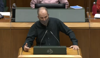 El parlamentario de EH Bildu Josu Estarrona ha defendido la necesidad de un organismo independiente contra la corrupción.