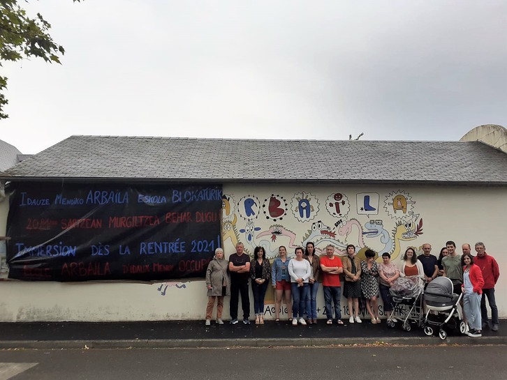 Idauze-Mendiko eskola publikoa okupatu dute murgiltze ereduaren alde. (BIGA BAI)