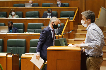 Unai Fernández de Betoño habla de la Fundación Opengela mientras el lehendakari abandona el pleno con el Plan Bizi Berri en la mano. (Endika PORTILLO)