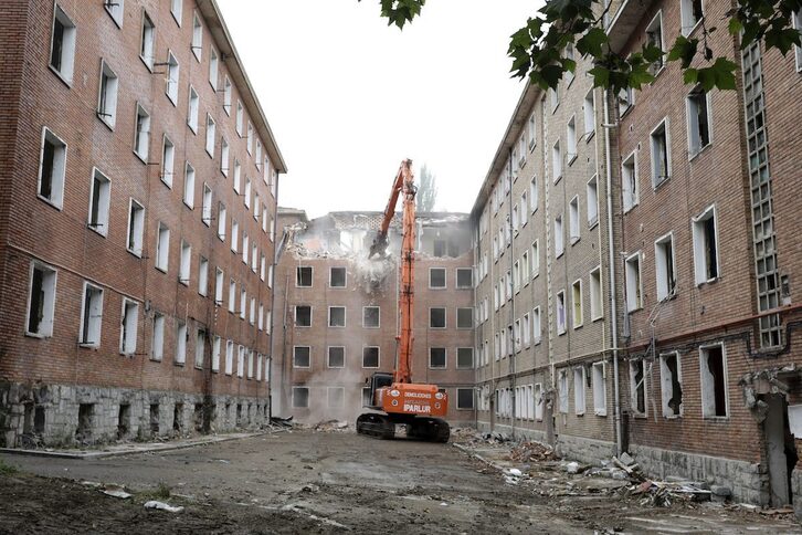 Labores de derribo en las viviendas de Olarizu. (AYUNTAMIENTO DE GASTEIZ)