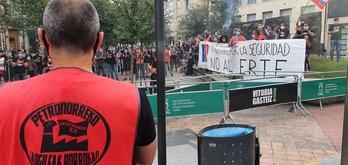 La plantilla de Petronor se ha concentrado este jueves frente al Parlamento de Gasteiz. (@ikerkasanova)
