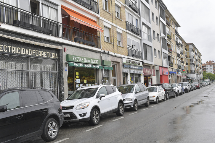 Coches aparcados en la calle San Cristóbal de la Txantrea. (Idoia ZABALETA/FOKU)