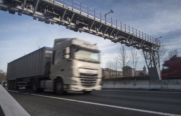 Kamioien bidesariaren lehen eguna, 2018ko urtarrilaren 9an, N-I errepidean, Andoainen. (Jon URBE/FOKU)