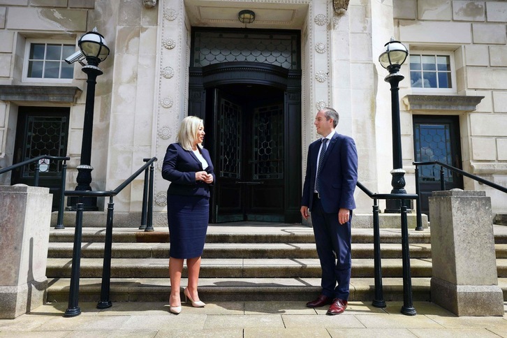 Michelle O'Neill y Paul Givan posan este jueves ante el Parlamento de Stormont, en Belfast. (Kelvin Boyes | AFP)