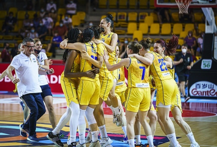 Alegría desbordada en la selección femenina de Bosnia, al lograr su primer triunfo en un Eurobasket más de 20 años después, y ante toda una Bélgica. (FIBA BASKETBALL)