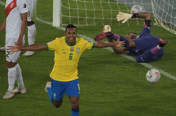 Alex Sandro celebra el gol con el que Brasil ha abierto el marcador frente a Perú. (CARL DE SOUZA / AFP) 