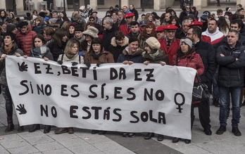 Concentración de repulsa en Orkoien al conocerse el hecho, semanas después. La imagen es del 6 de enero de 2020. (Jagoba MANTEROLA | FOKU)