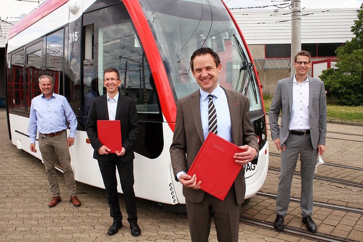 Responsables del transporte de Frigurgo y de CAF, ante una de las unidades del tranvía de esta ciudad alemana. (www.vag-freiburg.de)