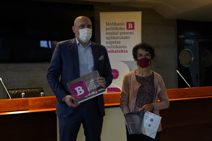 Asla y Toda, con el informe de Behatokia. (Aritz LOIOLA | FOKU)