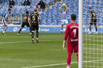 Duelo de la última temporada entre la Real y el Alavés en Anoeta. (Gorka RUBIO / AFP)