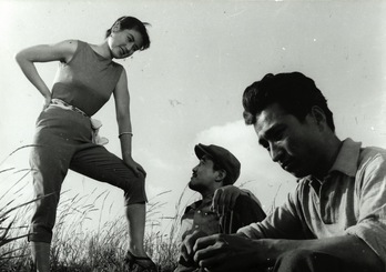 ‘Ji-okhwa / The Flower in Hell’ (1958) filmean, merkatu beltzetik bizi diren gazteen bizitza islatzen da. (NAIZ)