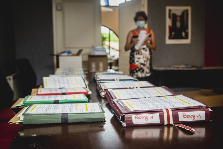Preparativos, el viernes, 18 de junio, en el Ayuntamiento de Uztaritze, cara a la doble elección del domingo. (Guillaume FAUVEAU) 