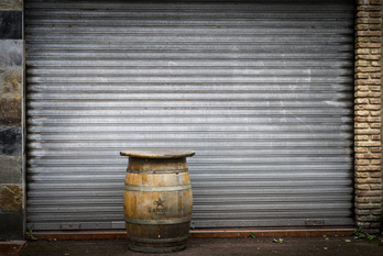 Un bar cerrado en Donostia durante el estado de alarma. (Gorka RUBIO | FOKU)