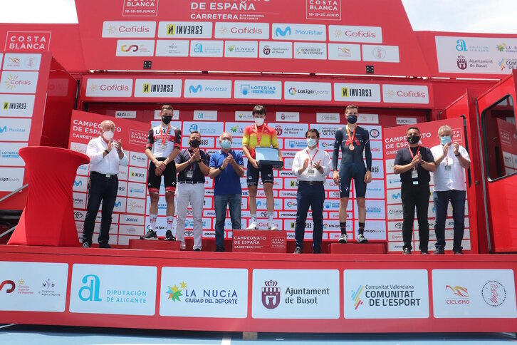 Ion Izagirre, en el centro, durante la entrega de premios (RFEC)