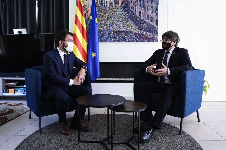 Aragonès y Puigdemont han mantenido una reunión en la Casa de la República, en Waterloo. (Kenzo TRIBOUILLARD /AFP)