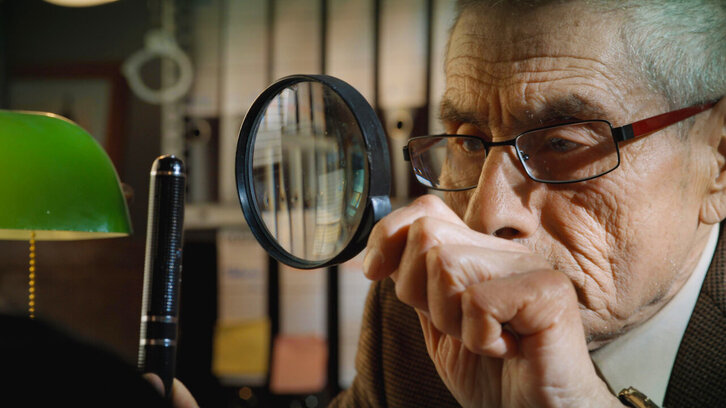 Sergio Chamy protagoniza 'El agente topo' de Maite Alberdi. (MALVALANDA PRODUCCIONES)