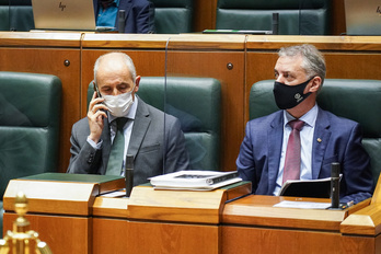Iñigo Urkullu, junto a Josu Erkoreka en el Parlamento de Gasteiz. (Endika PORTILLO/FOKU)