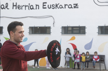 Erik Jaka Buruz Buruko txapelarekin. (Jagoba MANTEROLA/FOKU)